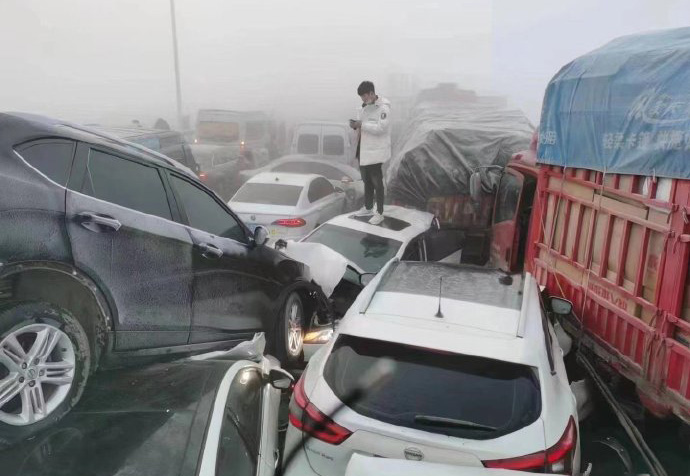 巍泰技術(shù)霧區(qū)車輛檢測雷達(dá)輔助霧天行車安全誘導(dǎo)裝置實(shí)現(xiàn)車輛安全誘導(dǎo)行駛與防追尾警示